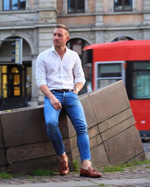 Blue Jeans With White Shirt Outfits For Men