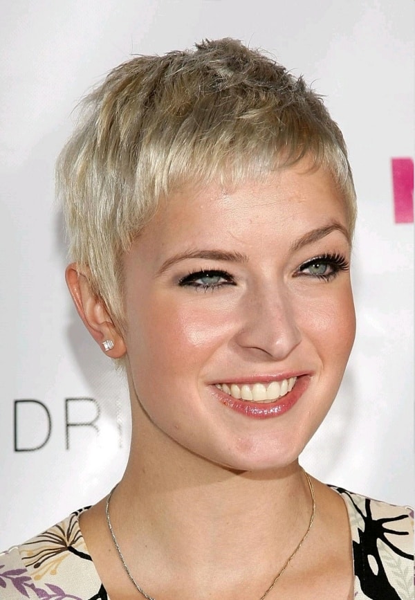  Best Short Hairstyles For Fat Faces And Double Chins for Oval Face