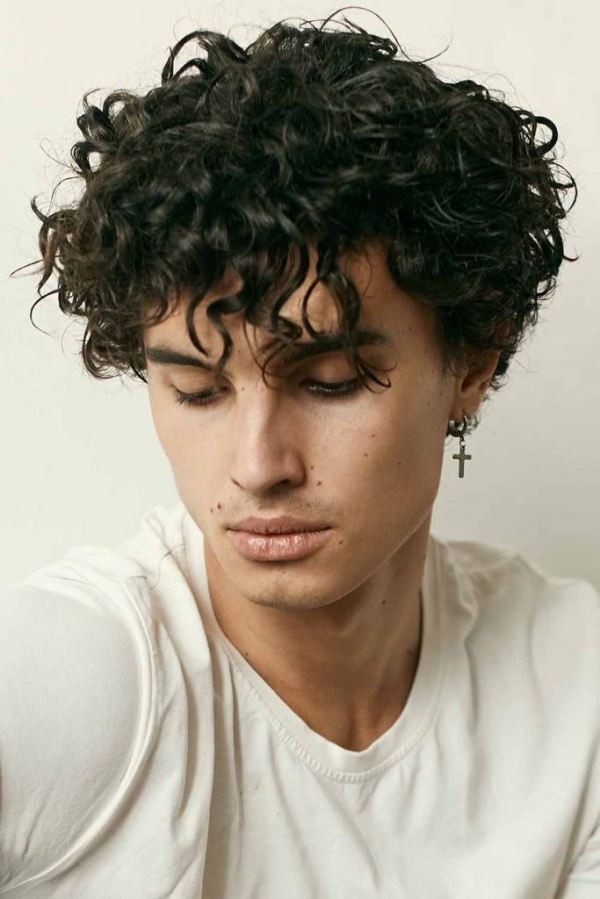 hairstyles for men with curly hair