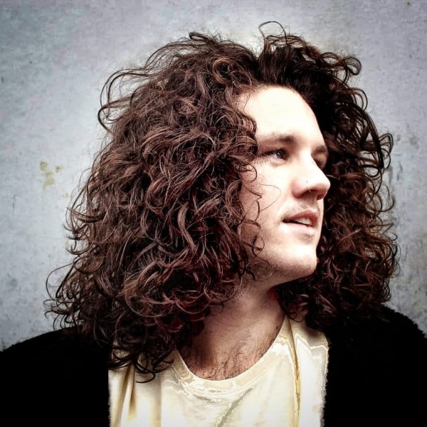 hairstyles for men with curly hair