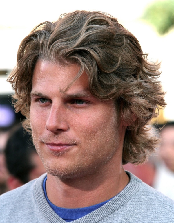 hairstyles for men with curly hair