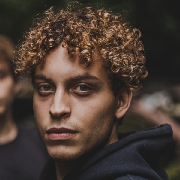 hairstyles for men with curly hair